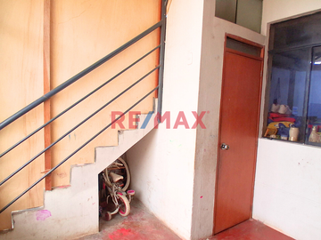 Venta de Casa de 2 pisos en La Esperanza con cochera y terraza.
Ubicado en la calle Méjico (parte alta), a una cuadra de Av. Perú, cerca de complejo