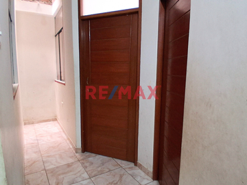 Venta de Casa de 2 pisos en La Esperanza con cochera y terraza.
Ubicado en la calle Méjico (parte alta), a una cuadra de Av. Perú, cerca de complejo