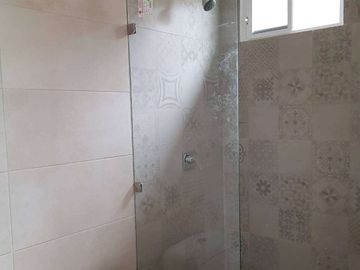 Venta de hermosa casa 4 Dormitorios en etapa Floreana  - Casalaguna/km 12 av. León Febres Cordero.