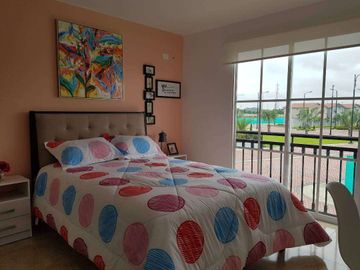 Venta de hermosa casa 4 Dormitorios en etapa Floreana  - Casalaguna/km 12 av. León Febres Cordero.