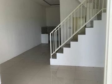 Rumah GUNUNG ANYAR TAMBAK hadap timur, Murah