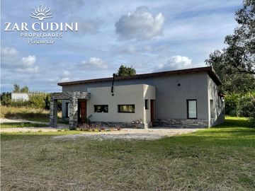 VENTA COSTA ESMERALDA CASA CON PISCINA 4 AMBIENTES