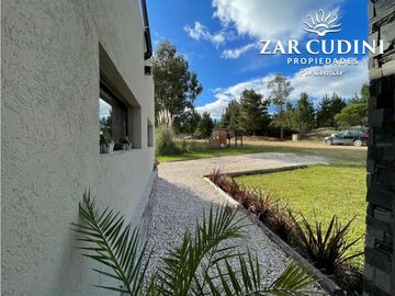 VENTA COSTA ESMERALDA CASA CON PISCINA 4 AMBIENTES