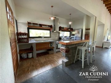 VENTA COSTA ESMERALDA CASA CON PISCINA 4 AMBIENTES