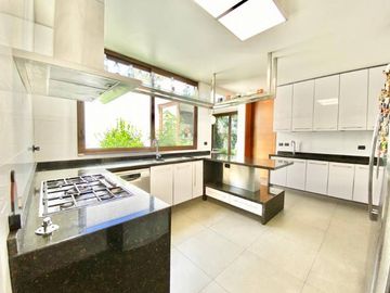 CASA  EN VENTA SAN DAMIAN/ CHARLES HAMILTON / ESTORIL
