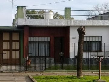 Casa Amplia Americana, Paso del Rey Sur Moreno.-