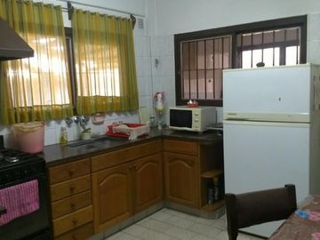 Casa Amplia Americana, Paso del Rey Sur Moreno.-