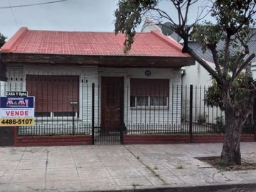 Casa con Departamento en venta en Isidro Casanova