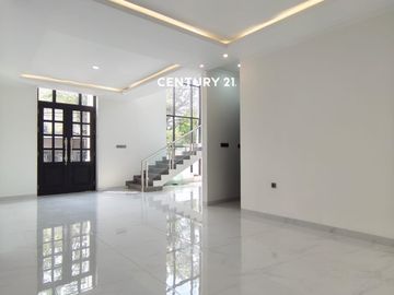 Dijual Rumah Hook Brandnew Samping Taman Dengan Kolam Renang
