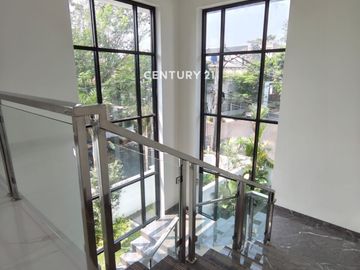 Dijual Rumah Hook Brandnew Samping Taman Dengan Kolam Renang