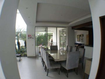 Venta de Casa atrás UEES Samborondon - Vía Samborondón Primeros kilómetros - C021