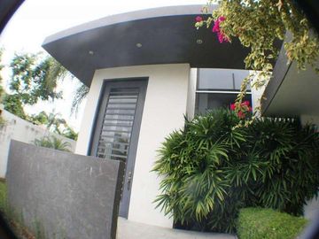 Venta de Casa atrás UEES Samborondon - Vía Samborondón Primeros kilómetros - C021