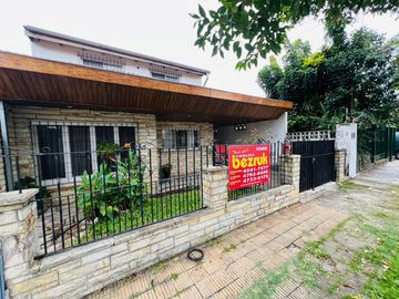 Casa de 4 ambientes con cochera en venta en Villa Adelina