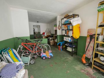 Casa de 4 ambientes con cochera en venta en Villa Adelina