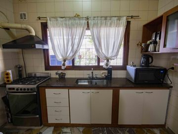 Casa de 4 ambientes con cochera en venta en Villa Adelina