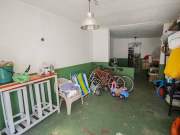 Casa de 4 ambientes con cochera en venta en Villa Adelina