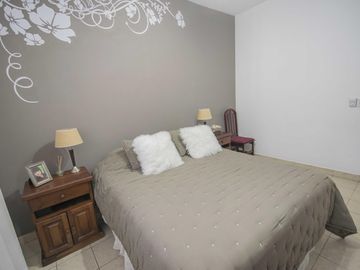 Casa de 4 ambientes con cochera en venta en Villa Adelina
