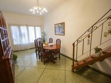 Casa de 4 ambientes con cochera en venta en Villa Adelina