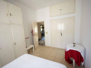Casa de 4 ambientes con cochera en venta en Villa Adelina