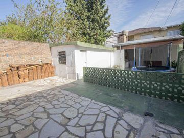 Casa de 4 ambientes con cochera en venta en Villa Adelina
