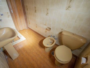 Casa de 4 ambientes con cochera en venta en Villa Adelina