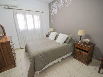 Casa de 4 ambientes con cochera en venta en Villa Adelina