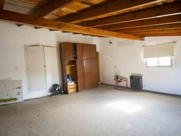 Casa de 4 ambientes con cochera en venta en Villa Adelina