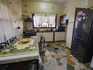 Casa de 4 ambientes con cochera en venta en Villa Adelina