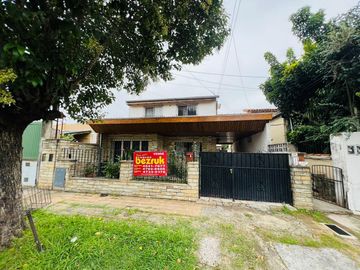 Casa de 4 ambientes con cochera en venta en Villa Adelina