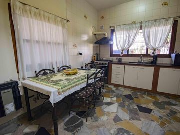 Casa de 4 ambientes con cochera en venta en Villa Adelina