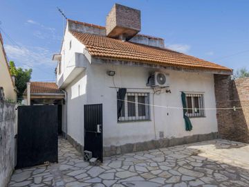 Casa de 4 ambientes con cochera en venta en Villa Adelina