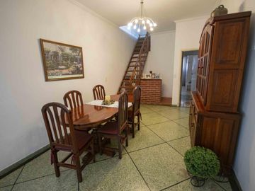 Casa de 4 ambientes con cochera en venta en Villa Adelina