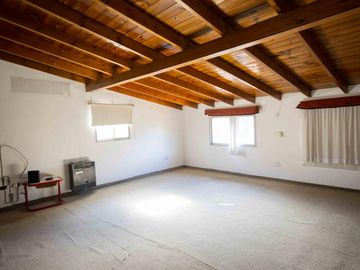Casa de 4 ambientes con cochera en venta en Villa Adelina