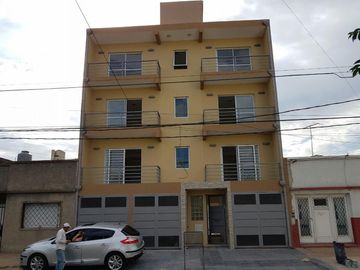 Departamento al frente y contra frente a estrenar.