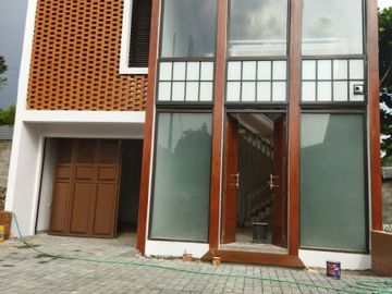 Rumah baru desain modern dan mewah di cigadung dekat dago