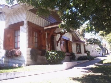 Chalet de 4 ambientes con garage para 2 autos. Zona Chauvin.