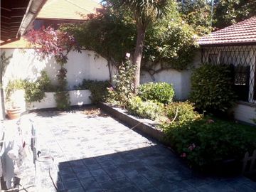 Chalet de 4 ambientes con garage para 2 autos. Zona Chauvin.
