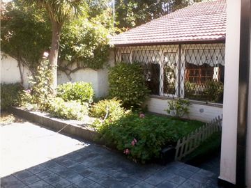 Chalet de 4 ambientes con garage para 2 autos. Zona Chauvin.