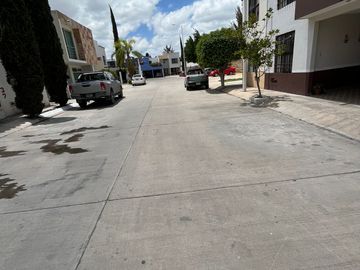 Excelente Casa en Venta en Av. Dalias