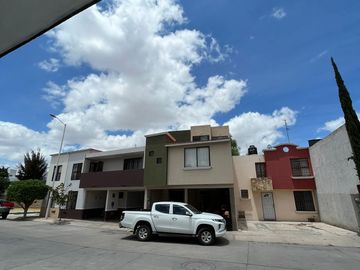 Excelente Casa en Venta en Av. Dalias
