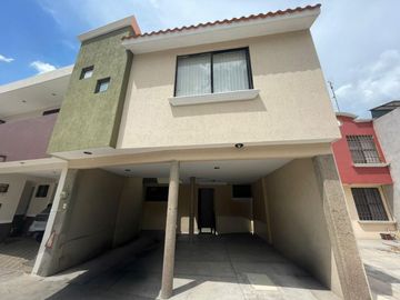 Excelente Casa en Venta en Av. Dalias