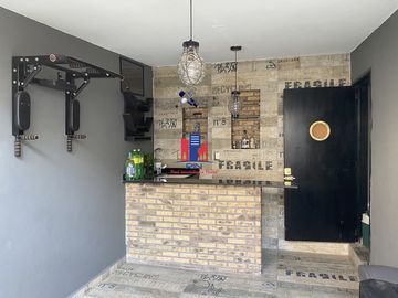 Casa en venta Ciudad Satelite parcialmente remodelada en calle cerrada con vigilancia