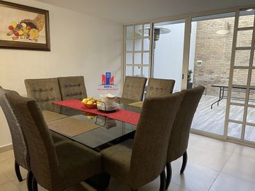 Casa en venta Ciudad Satelite parcialmente remodelada en calle cerrada con vigilancia