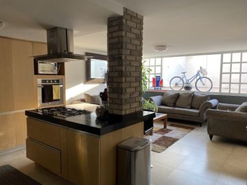 Casa en venta Ciudad Satelite parcialmente remodelada en calle cerrada con vigilancia
