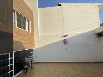 Casa en venta Ciudad Satelite parcialmente remodelada en calle cerrada con vigilancia