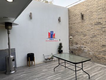 Casa en venta Ciudad Satelite parcialmente remodelada en calle cerrada con vigilancia