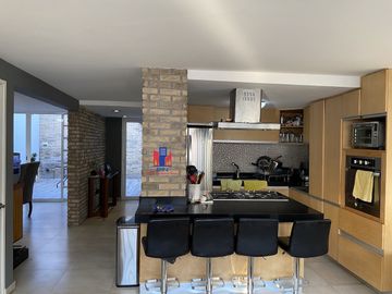 Casa en venta Ciudad Satelite parcialmente remodelada en calle cerrada con vigilancia