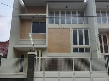 Rumah Wisma Mukti Klampis Anom NEW MINIMALIS garasi 2, carport 2
