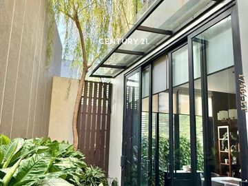 Dijual Rumah 3 Lt Fully Furnished Bergaya Resor Modern Yang Indah