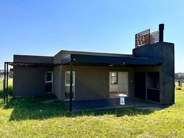 Hermosa casa de 2 dormitorios a ESTRENAR en VENTA en Country El Mirador, Los Nogales